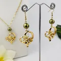 Set collana e orecchini dorati con perle verde oliva e ciondoli a cuore con motivo floreale - Verde oliva