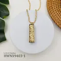 Detalle del colgante cilíndrico dorado con patrón floral en una cadena de 22 pulgadas - Sin Letra (Dorado)
