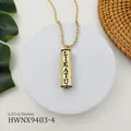 Detalle de un colgante cilíndrico dorado con grabado LIKATU en una cadena de cuerda fina - Likatu (Dorado)