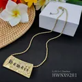 Collar con colgante de barra Hawaii dorado con letras en esmalte negro y flores grabadas - Estilo Hawaii (HWNX9281)