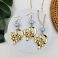 Set gioielli cuore plumeria dorato con perle azzurre e cristalli su pietra bianca - Blu Chiaro