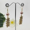 Boucles d'oreilles fleurs vintage avec perles roses et pétales dorés à bordures noires - Rose Pâle (HWX935-2)