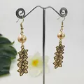 Boucles d'oreilles pendantes dorées vintage avec perles champagne et triple fleur évidée - Champagne (HWX935-7)