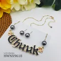 Gothic Chuuk letter ketting en grijze parel oorbellen set met tropische hibiscus bloemen - Chuuk Letterstijl (HWNX9618)