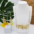 Parure dorée à motif fleurs et vagues avec perles roses, collier et boucles d'oreilles - Style Perle Rose (HWNX9609-6)