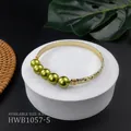 Dettaglio del bracciale rigido in rame dorato con perline verde smeraldo e incisioni vintage - Stile Verde Smeraldo (HWB1057-5)