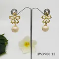 Boucles d'oreilles fleur de frangipanier dorées avec perle naturelle pour femme - Perle Beige (HWX980-13)