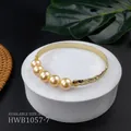 Dettaglio di un bracciale con perle dorate e incisioni floreali su un supporto espositivo - Stile Oro (HWB1057-7)