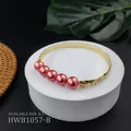Dettaglio del bracciale in rame dorato con perle rosse e incisioni floreali a rilievo - Stile Rosso (HWB1057-8)