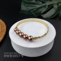 Dettaglio del bracciale in rame hawaiano retrò con motivi a foglia e perle scure - Stile Marrone Scuro (HWB1057-9)