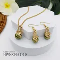 Schmuckset mit olivgrünen Perlen, goldener gedrehter Halskette und Tropfenohrringen - Olivgrüner Stil (HWNX9631-10)
