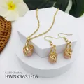 Schmuckset mit rosa Perlen, spiralförmigem Hohlmuster-Halskette und Ohrringen - Hellrosa Stil (HWNX9631-16)