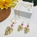 Detail of tropical monstera leaf jewelry set with pink pearls and gold chains - Pink Pearl Style (HWNX9484-14)