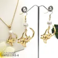 Parure dorée raie manta avec perle blanche et motifs floraux sur collier et boucles d'oreilles - Style Perle Blanche Fleur Ajourée (HWXS1193-4)