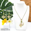 Détail de la parure tropicale dorée aux perles vertes sur présentoir d'été blanc - Style Perle Vert Olive Floral Ajouré (HWXS1193-5)