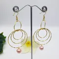 Dettaglio di orecchini a cerchio dorati a strati con madreperla e ciondoli di perle rosa - Oro / Rosa Chiaro (HWX814-6)