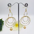 Dettaglio di orecchini a cerchio dorati multistrato con perla elegante su supporto - Oro / Perla Dorata (HWX814-7)