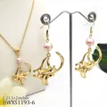 Parure de bijoux dorés avec collier en perles roses et boucles d'oreilles assorties sur mannequin - Style Perle Rose Fleur (HWXS1193-6)