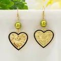 Details von Vintage-Herz-Ohrringen in Gold mit grünen Perlen und Blumen-Gravur - Smaragdgrüne Perle Herz Stil (HWX1616-5)
