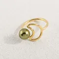 Detaillierte Nahaufnahme eines Goldrings mit einer grünen Perle und Halbmond-Design - Gold Olivgrüne Perle Mond Stil (AWM_8163)