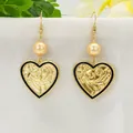 Details von Vintage-Herzohrringen mit floralem Reliefmuster und champagnergoldenen Perlen - Champagner Gold Perle Herz Stil (HWX1616-7)