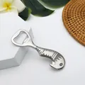 Dettaglio macro dell'apribottiglie vintage a forma di amo con incisioni tribali - Retrò Argento Incisione Tribale (Style 1)