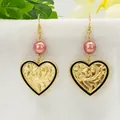Makroaufnahme von Vintage-Herzohrringen aus Gold mit Blumenprägung und rosa Perlen - Rosenrosa Perle Herz Stil (HWX1616-8)