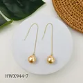 Orecchini pendenti dorati con lunghe catene e perle rotonde su supporto bianco - Stile Dorato (HWX944-7)