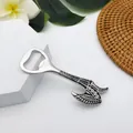 Dettaglio macro dell'apribottiglie a forma di ascia retrò con incisioni vintage su pietra - Ascia Argento Incisa Retrò (Style 3)