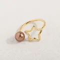 Detailaufnahme eines hohlen Sterns und einer Perle an einem goldenen offenen Ring - Gold Braune Perle Stern Stil (AWM_8170)