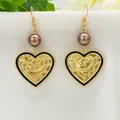Vintage französische Herz-Ohrhänger mit Hawaii-Relief und goldenen Ohrhaken für Damen - Hellbraune Perle Herz Stil (HWX1616-9)