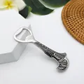 Dettaglio macro dell'apribottiglie argento con motivi in rilievo e incisioni egiziane - Stile Egiziano Argento Nero (Style 4)