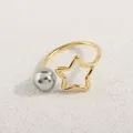 Detailansicht von goldenem Stern und grauer Perle auf einer offenen Ringschiene - Gold Graue Perle Stern Stil (AWM_8177)