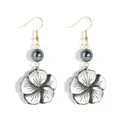 Boucles d'oreilles dorées avec perles gris foncé et pétales de nacre noire irisés - Boucles d'Oreilles Pendantes Fleur Nacre Noire (AWM_6261)