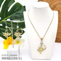 Parure de bijoux florale dorée avec perles grises sur buste incluant collier et boucles - Style Perle Grise Floral Ajouré (HWXS1193-11)