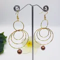 Orecchini a cerchio dorati a più strati con perla marrone su un supporto per gioielli minimal - Oro / Rosso Marrone (HWX814-9)