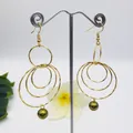 Orecchini a cerchio dorati a più strati con perle verde oliva su espositore in argento - Oro / Verde Oliva (HWX814-10)