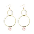 Gedetailleerd overzicht van gouden dubbele cirkel oorbellen met roze imitatieparels - Roze Parel Stijl (HWX1301-6)