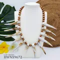 Collier tribal en perles de bois avec pendentifs en corne marbrée sur buste d'exposition - Perles en Bois Brun Foncé avec Corne Ivoire (HWNX9672)