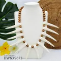 Collier tribal avec perles en bois brun foncé et pendentif en forme de croissant - Perles en Bois avec Style Défense Blanche (HWNX9673)