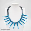 Collier tribal avec perles gris foncé et onze pendentifs pointus bleu clair en éventail - Pointe Bleu Ciel avec Perles Grises (HWNX9973)
