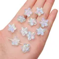 Acryl iriserende bloemkralen voor DIY-sieraden, in de hand getoond voor maat - Blauw