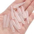 Pendenti a goccia in resina rosa traslucida tenuti in mano per creazione di gioielli - 5 Pezzi/Confezione (6x33mm) / Bianco