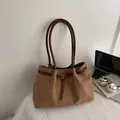 Bolso tote grande de ante sintético color caramelo con cordón y correas delgadas - Caqui