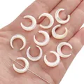 Cuentas de nácar natural en forma de luna creciente para joyería artesanal DIY - Media Luna (Agujero Central) 15mm (Diámetro del agujero 0,6 mm, 1 Pieza) / Blanco perla