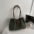 Bolso tote retro de ante verde oscuro con correas de cuero marrón y detalle de hebilla - Verde