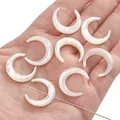 Cuentas de concha blanca natural en forma de luna para joyería DIY pendientes y pulseras - Media Luna (Agujero Central) 20mm (Diámetro del agujero 0,6 mm, 1 Pieza) / Blanco perla