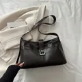 Sac fourre-tout en cuir mat marron foncé avec boucle argentée pour le quotidien - Café sans Pendentif