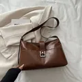 Sac cabas vintage marron en cuir avec boucle argentée sur un blazer beige - Brun Sans Pendentif