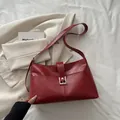 Sac fourre-tout vintage rouge foncé avec texture cuir et boucle métallique élégante - Rouge (Sans Pendentif)